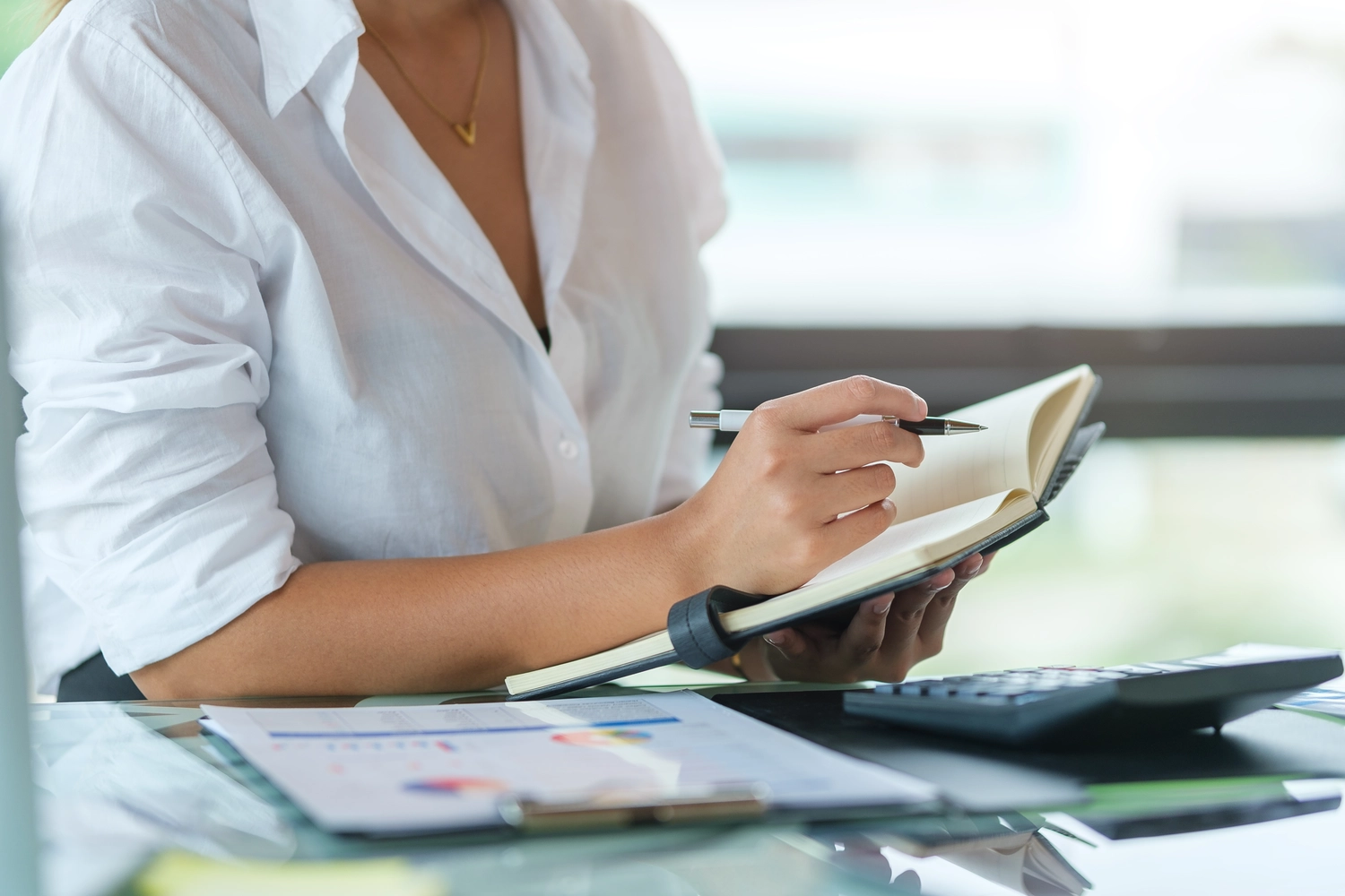 Bärbel Sonja Messmer - Steuerberatung - Frau verwendet Tagebuch für Notizen
